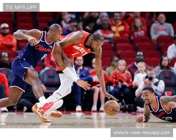 快船防守端提升明显,三巨头配合默契,快船的防守 快船防守端提升明显,三巨头配合默契,快船的防守