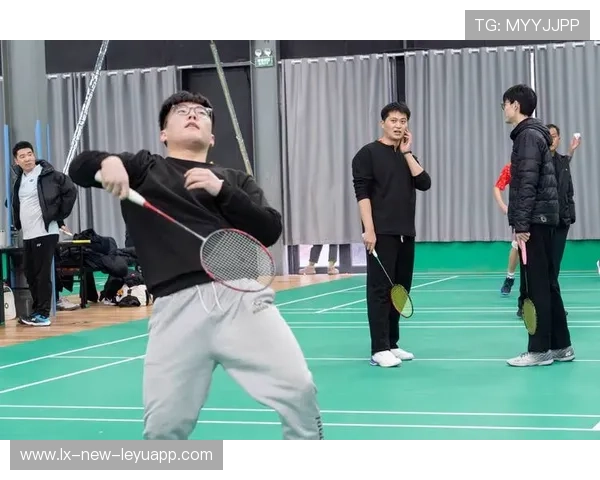 山东完美杯羽毛球赛场精彩绝伦,选手拼尽全力
