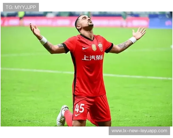 上海海港莱昂纳多中路连续传球：足球艺术的完美展现